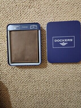 Dockers Brown Leather Wallet with Navy Gift Tin